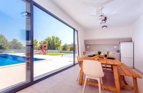 VILLA ALMIC with heated pool, 5 bedrooms, Gaming room, a multi-use playground court - Photo 6