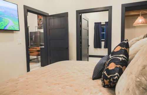 Cabin 7 (1-Bed, Modern-Luxury w. Hot Tub) - Photo 7