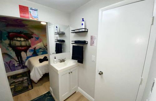 Cozy & Colorful Miami Art Canvas w/HotTub & Murals - Foto 8