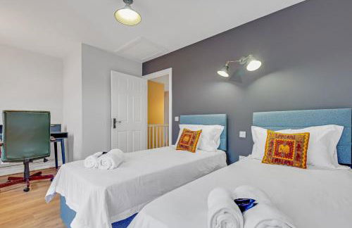 Upscale 3 Bedroom 3 Bathroom Detached House - Central Location - Free Driveway Parking, 75'' Smart TV, Fast WiFi and Snug Room by Yoko Property - Foto 14