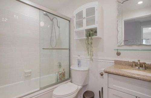 Charming Villa with Backyard Oasis Close to Beach - Foto 15