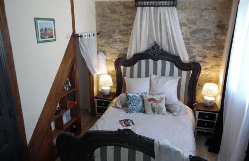 Chez Jérôme, au pied de la cité médiévale - Foto 7