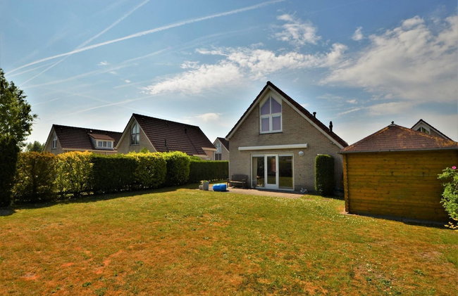 Lively Bungalow on the Water - Photo 26