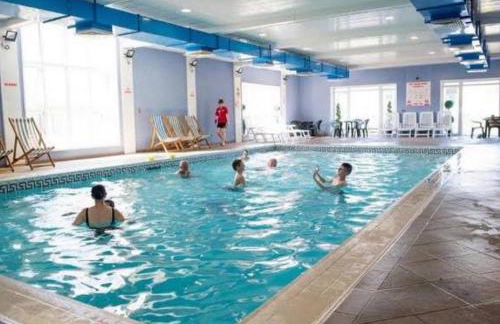 Experience Coastal Bliss in Our Modern 2019 Sea Viev 2 Bedroom static caravan at Clarach Bay Holiday Village! - Foto 19