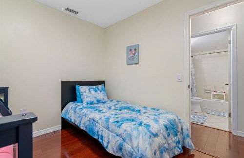 Spacious & Amazing Home w Big Pool and Patio - Photo 27