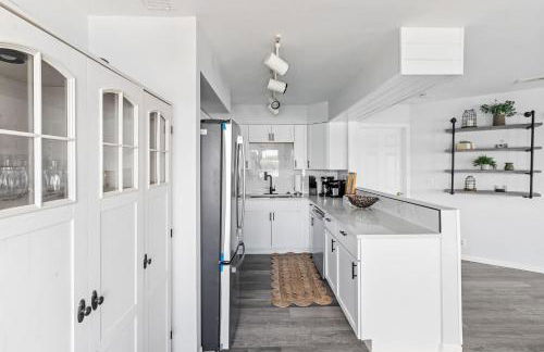 New Renovated 5BD Home with Hot Tub Sauna & Game Rm - Foto 20