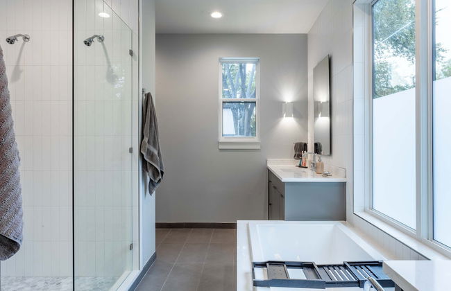 Upstay - Pristine Pool Palace - 7min to Rainey St - Photo 28