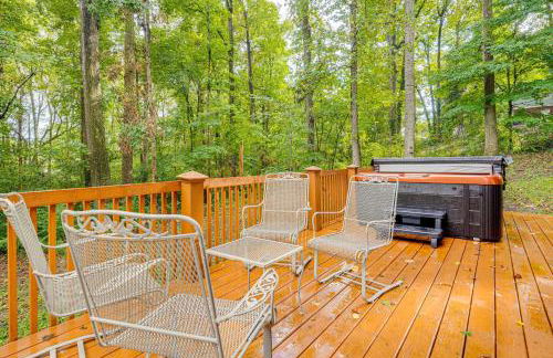 Soak in Hot Tub, Explore Outdoors Cleveland Cabin - Foto 2