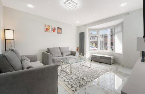 Stylish Home With Free Parking And Easy City Access - Photo 9