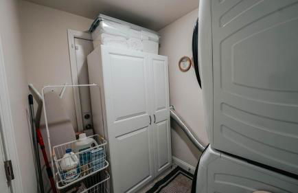 Cozy escape with Hot Tub, ideal for family & friends - Photo 4