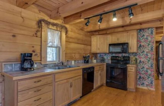 Horseshow Hideaway – Pet Friendly Cabin, 7 Minutes to TIEC - Foto 11