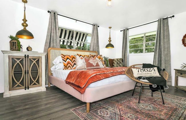 A Crystal Place Hot Tub 1 Blk off Main St! - Foto 4