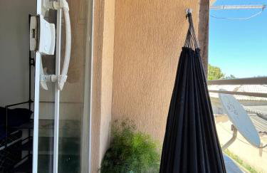 Duplex em Itaúna 4min da Praia que ocorre o WSL, 1min da pista de skate do LS, pracinha com parque infantil, quadra de futebol, tudo isso a 1 min da duplex, perto do comércio, wi-fi super rápido, monitoramento 24hrs - Foto 6