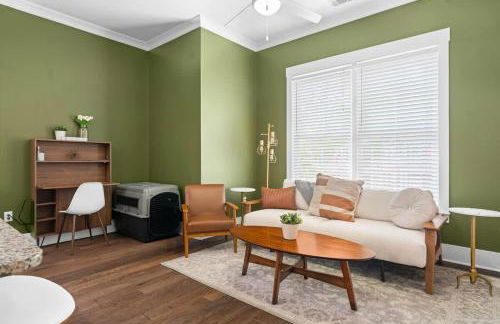 Renovated Dog Friendly Duplex Near Food & Fun Fully Fenced Yard and Private Parking - Foto 6