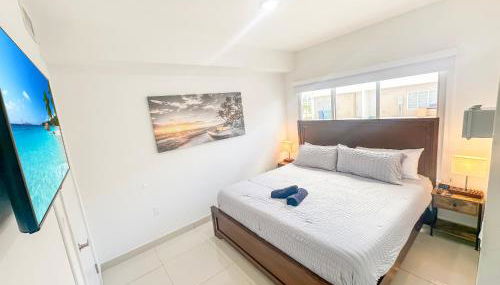 Vacay Spot experience Luna Sky! 65" TV BAR, BBQ, SHOWER massage jets, music, go to FL Keys - Foto 3