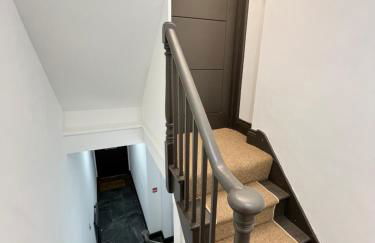 Fabulous 3 Bed Apartment - Near Excel - Sleeps 6 - 8 - Photo 4