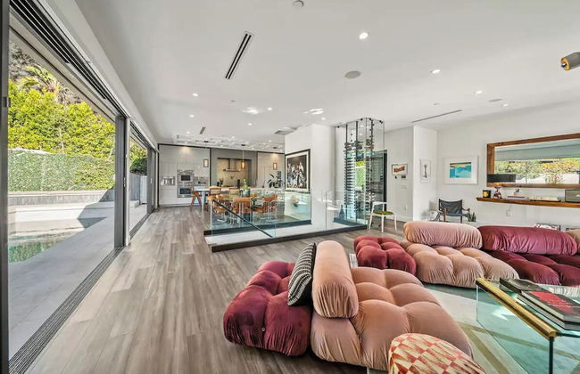 Willow Glen - Hollywood Hills Multi-level Villa With Theater & Pool - Photo 1