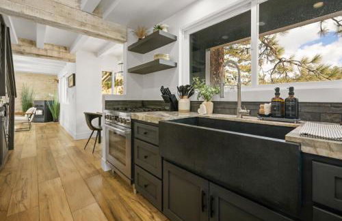 Luxe Lakefront with Hot Tub, Fire Pit, Game Room, Boat Dock - Foto 13