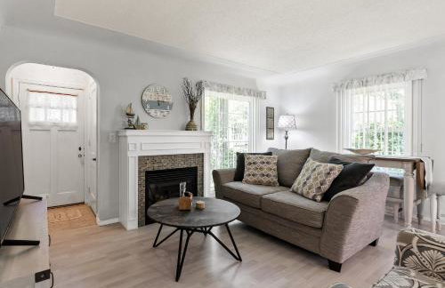 Peaceful Pastel - Cheerful Cottage Close to Pere Marquette and Muskegon Lake - Pet Friendly - Foto 1