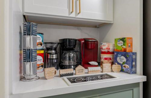 Entire Private Home with 4 Bedrooms 2 Bathrooms, Spacious, Lux King Bed, Ranch Style, Prime Area, Available Now - Photo 14