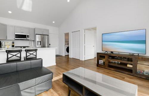 Bright Spacious Modern Getaway - Photo 21