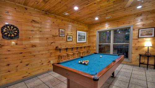 K6 Lodge Gather around the firepit soak in the hot tub and splash in the creek - Foto 2, Other