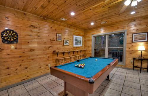 K6 Lodge Gather around the firepit soak in the hot tub and splash in the creek - Foto 2