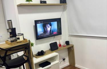 Studio Home Office Completo Cama Queen e Ar Condicionado Vista Panorâmica - Foto 63