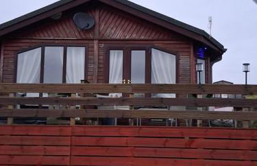 Redwood lodge with luxury hot tub at Three lochs holiday park - Foto 17