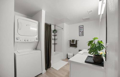 Modern Lux Midrise Stadium & Downtown Views - Foto 8