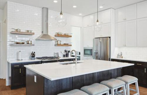 3-BD Luxury Living w Rooftop Garden Views - Photo 8