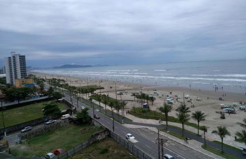 Prédio com piscina na cobertura frente ao mar,apartamento para até 6 pessoas e 3 crianças até 8 anos, churrasqueira na sacada, Wi-Fi grátis, rede de proteção, NÃO oferecemos roupas de cama e banho, 1 vaga de garagem, na Praia Grande-Vila Mirim - Foto 43