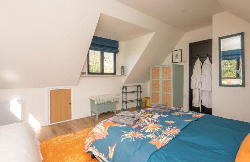 Peaceful Stylish Entire Apartment - Views, Gardens, Firepit, Balcony - Photo 27