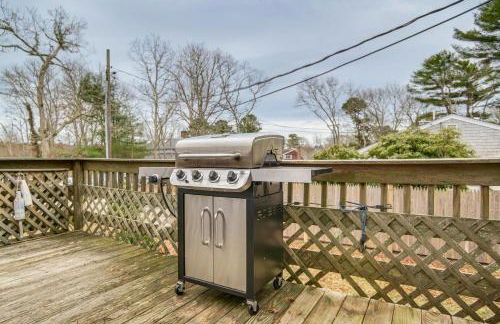 Backyard Chilling Cape Cod Home Steps to Beach - Foto 23