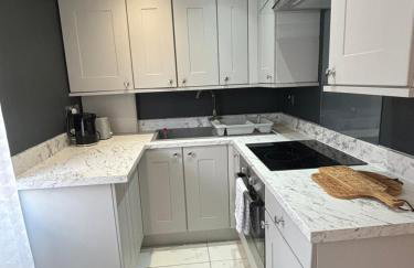 Cosy Modern Flat with garden - Photo 5