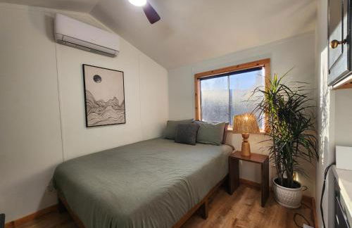 Cozy Covelo Tiny Home - Hot Tub & Oaks - Foto 23