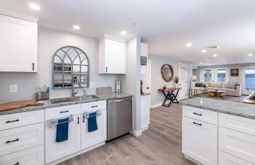 Steps to Beach Lake-View Laconia Getaway! - Foto 7