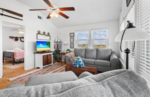 Seaside Sunrise: A Peaceful Escape by the Ocean - Photo 6