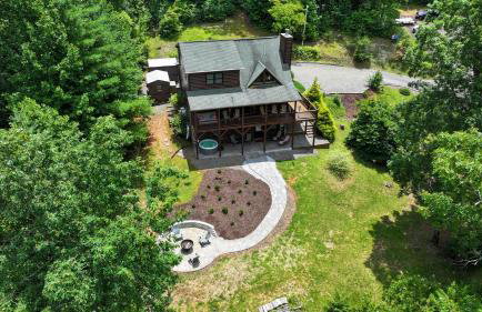 3-Story Private Cabin with Hot Tub and Fire Pit - Foto 16