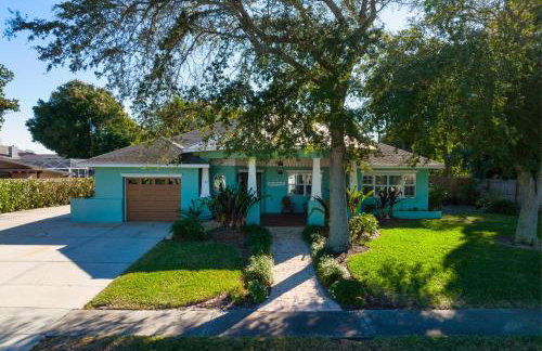 Nautical Escape! Private pool home with a tropical backyard oasis! - Foto 38