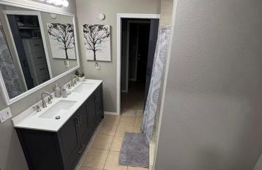 1 BR 1 Bath Airport SpaceX LNG WashDry Yard Patio Pets - Foto 8