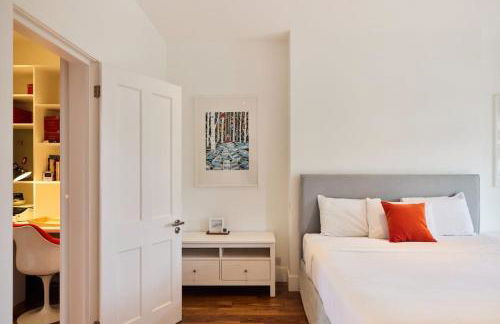 The Clapham Crib - Spacious 4BDR House with Patio - Photo 9