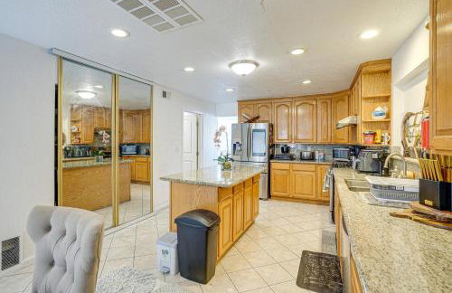 Bay and Hill Views Modern Hercules Home - Foto 11