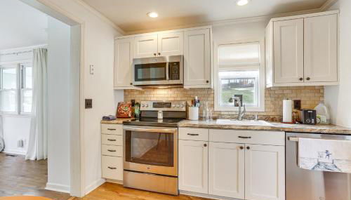 Walk to Lake Hopatcong Vibrant Home with Deck! - Foto 4