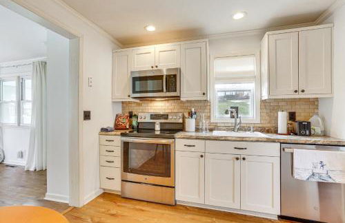 Walk to Lake Hopatcong Vibrant Home with Deck! - Foto 4