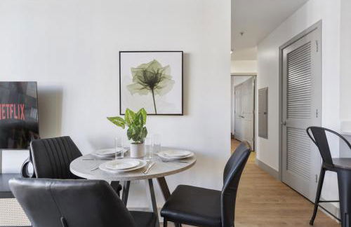 Uptown Luxury - Top Floor King Suite, Free Parking - Foto 9