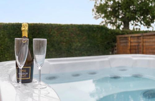 Tor Cottage -No Commercial Sign written Vehicles, Private Hot Tub , 2 Dogs Max,Fishing Nearby & Communal Swimming Pool ,Pool open April to September - Foto 2