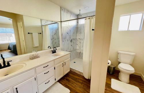 Glendale Gem with Pool & Office in Prime Location - Foto 12