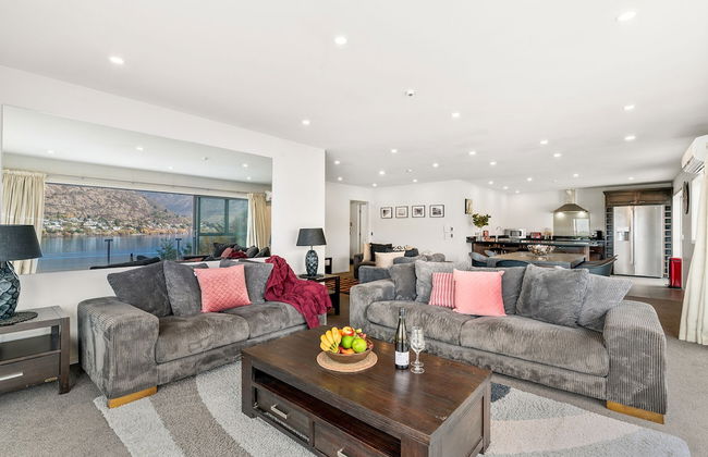 LAKEFRONT PENTHOUSE APARTMENT WITH 270-DEGREE VIEW - Foto 13