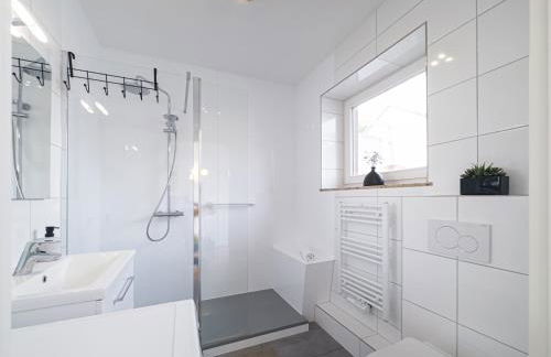 ImmoStay G#1 Ferienhaus - Parken & WiFi, 2 Balkone und 2 Bäder,4K - Foto 13